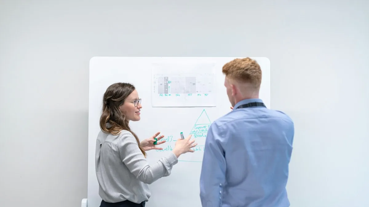 Reunião de time de growth analisando modelo de atribuição projetado em tela