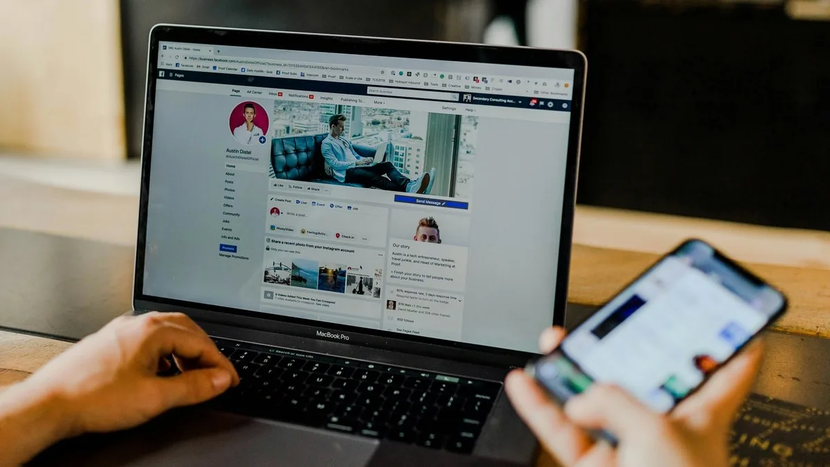 Profissional gerenciando presença em redes sociais em ambiente de trabalho remoto