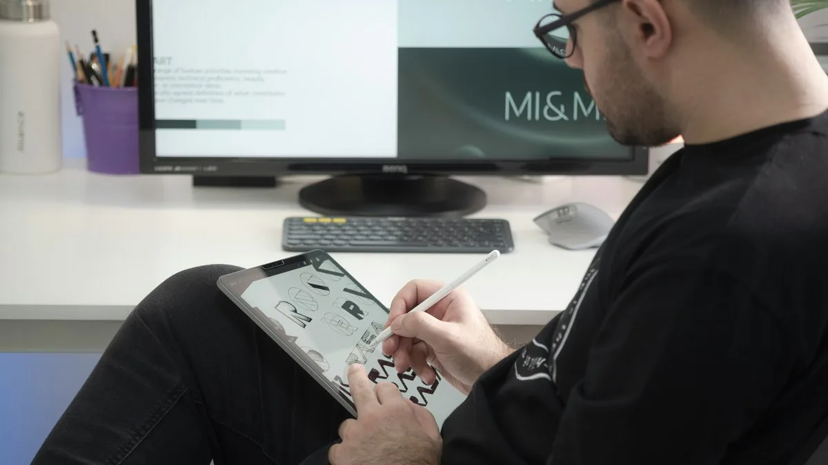 Profissional analisando dados de performance em tablet em ambiente corporativo