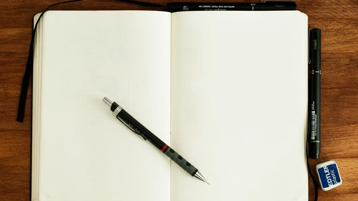 Profissional revisando playbook de marca durante reunião de alinhamento